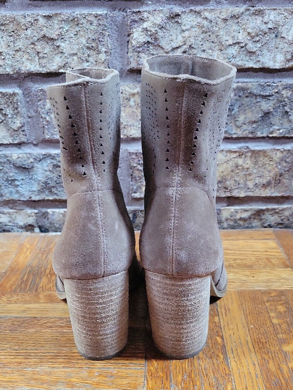 Vince Camuto Catheryna Taupe Suede Ankle Boots Size 6 Boho Pointed Toe - Picture 4 of 8